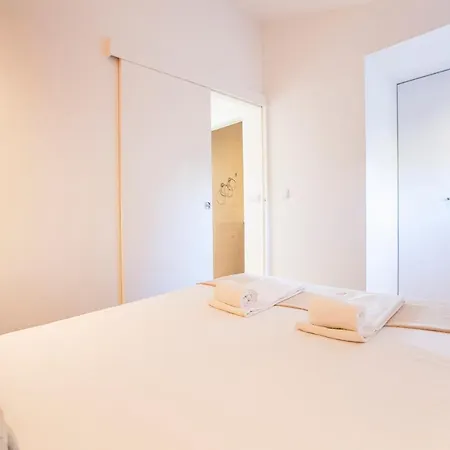 Lovelystay - Urban Holiday home Porto